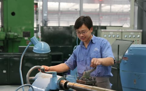 張乃艦在(zài)市車工技能(neng)大賽上奪冠(guan)