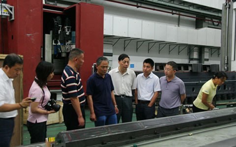 中國(guó)機床工具協會執(zhí)行副理事長王黎(li)明莅臨杭機股份(fèn)調研