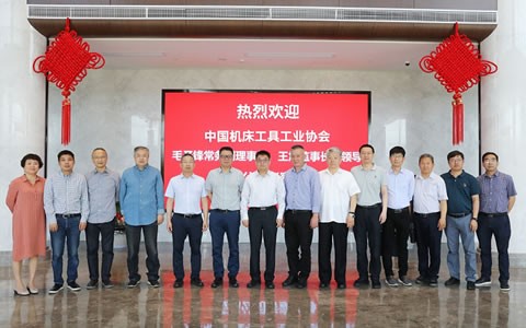 中(zhōng)國機床工具(ju)工業協會常(cháng)務副理事長(zhǎng)毛予鋒一行(háng)莅臨杭機考(kǎo)察調研